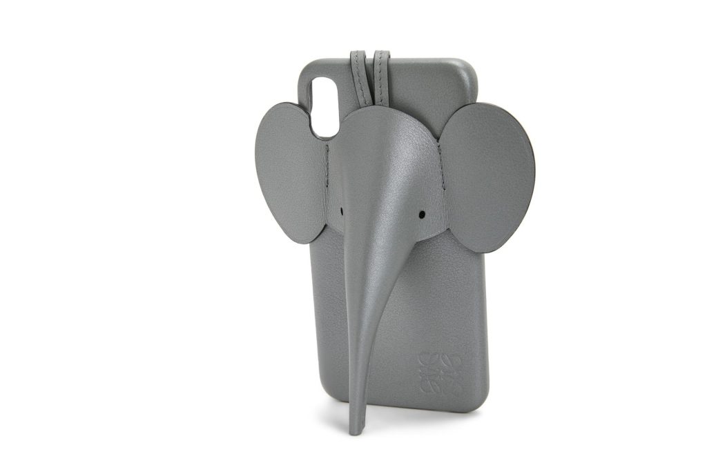 LOEWE 大象包玩出新花样，这回变身 iPhone 手机壳！情人节要到了，知道该怎么做了吧！